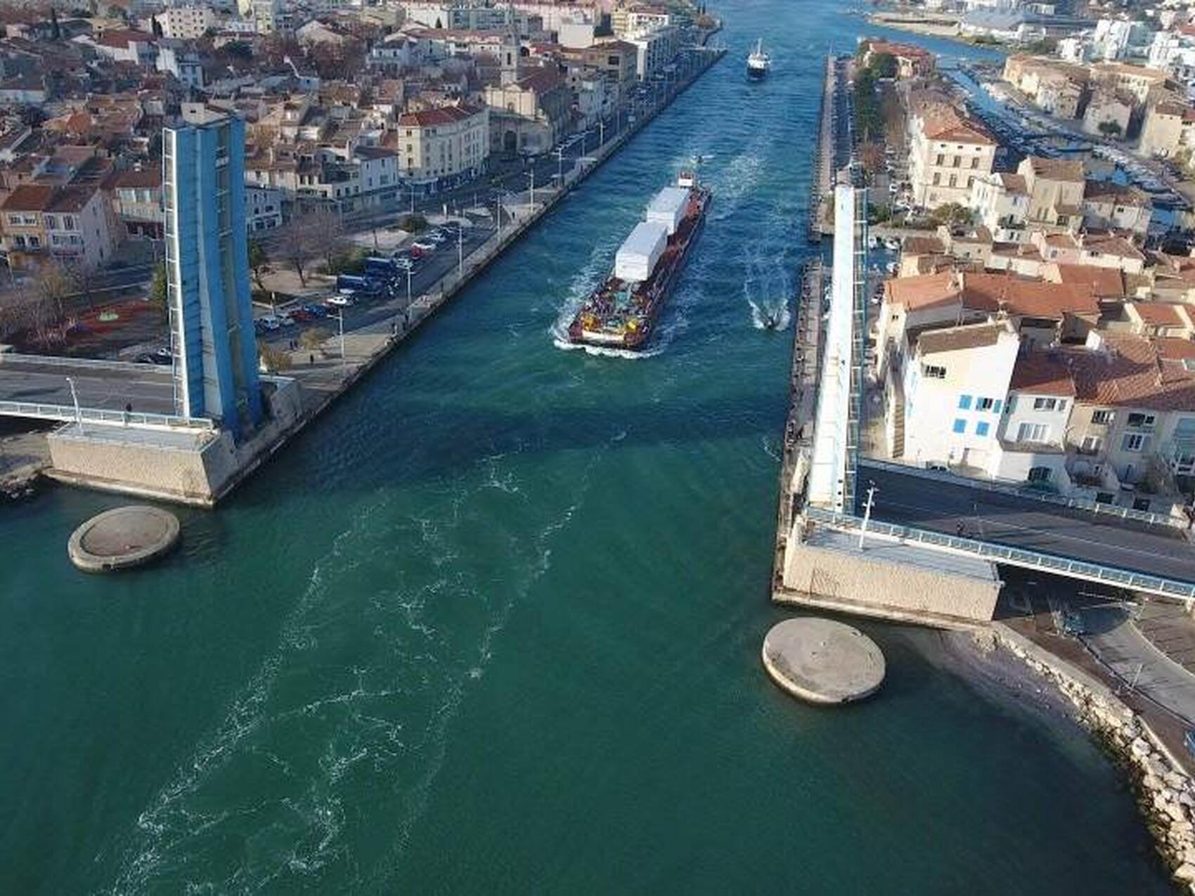 Maritime leg for the cold boxes